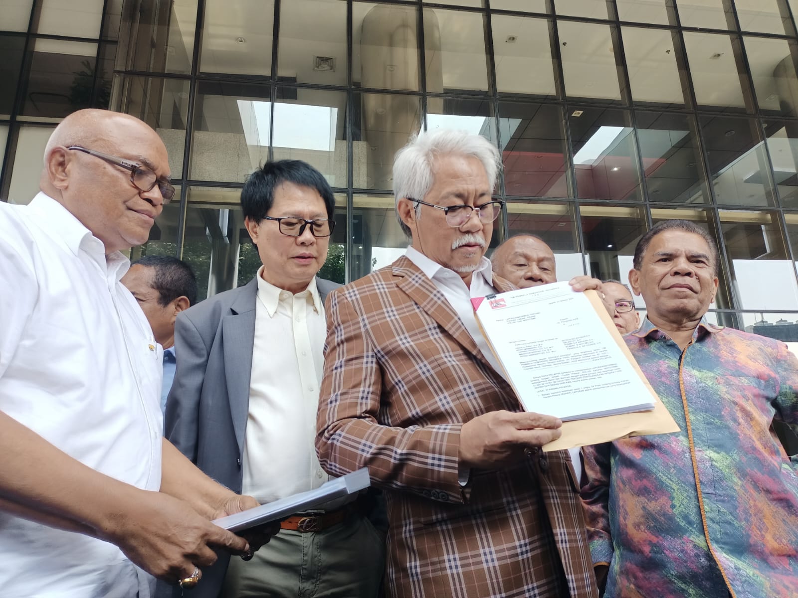 Presiden Jokowi dan Ketua MK Dilaporkan ke KPK 1