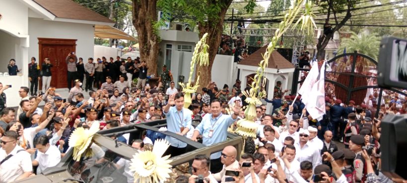 IMG-20231025-WA0012 Prabowo dan Gibran Tiba di KPU, Mobil Dihiasi Janur Kuning 12