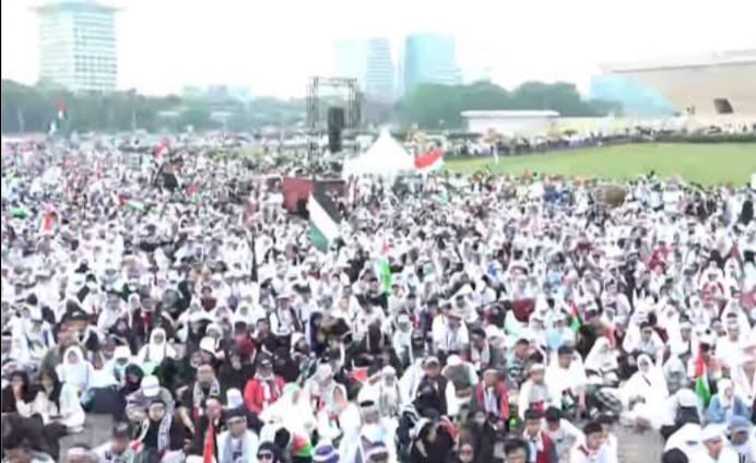 Jutaan Orang Ikuti Aksi Bela Palestina di Monas 2