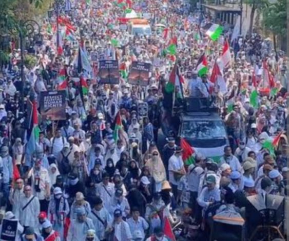 Jutaan Orang Ikuti Aksi Bela Palestina di Monas 3