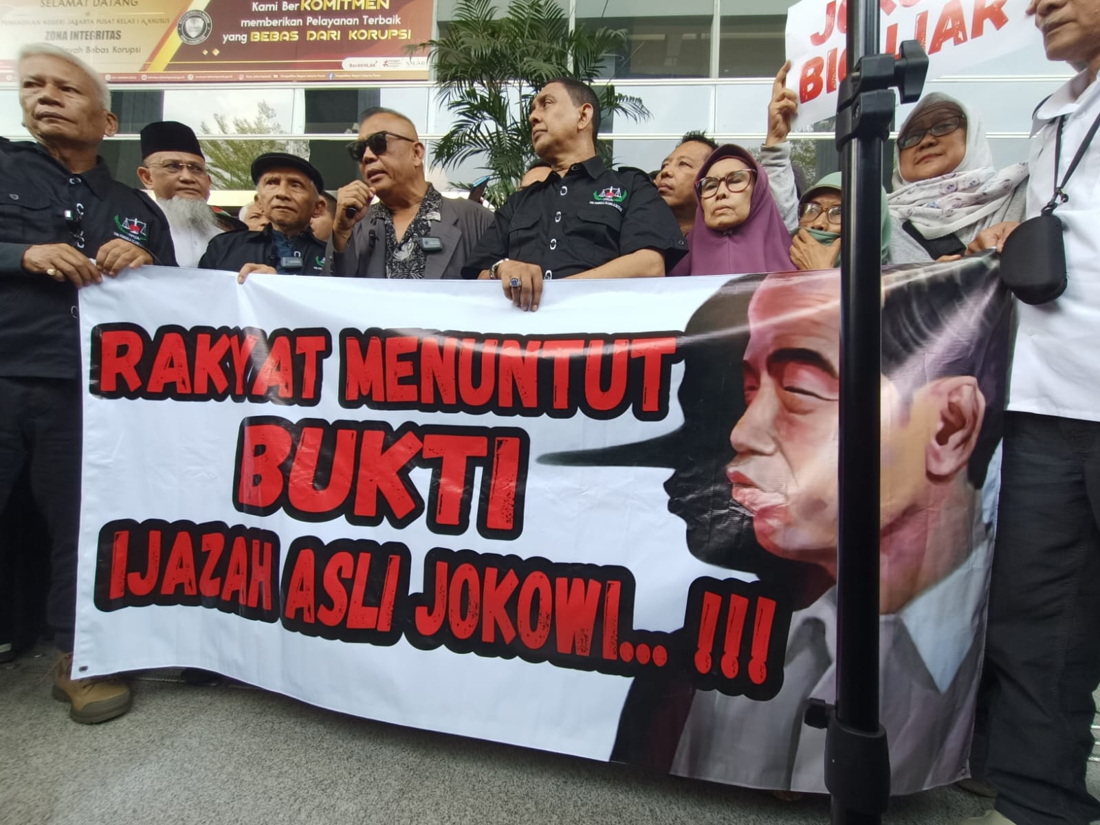 Sidang Ijazah Palsu: Usai Diteriaki Mundur, Majelis Hakim Keluar Tanpa Ketok Palu 1