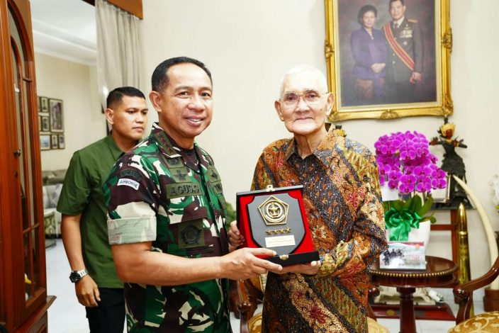Panglima TNI Kunjungi Try Sutrisno 11