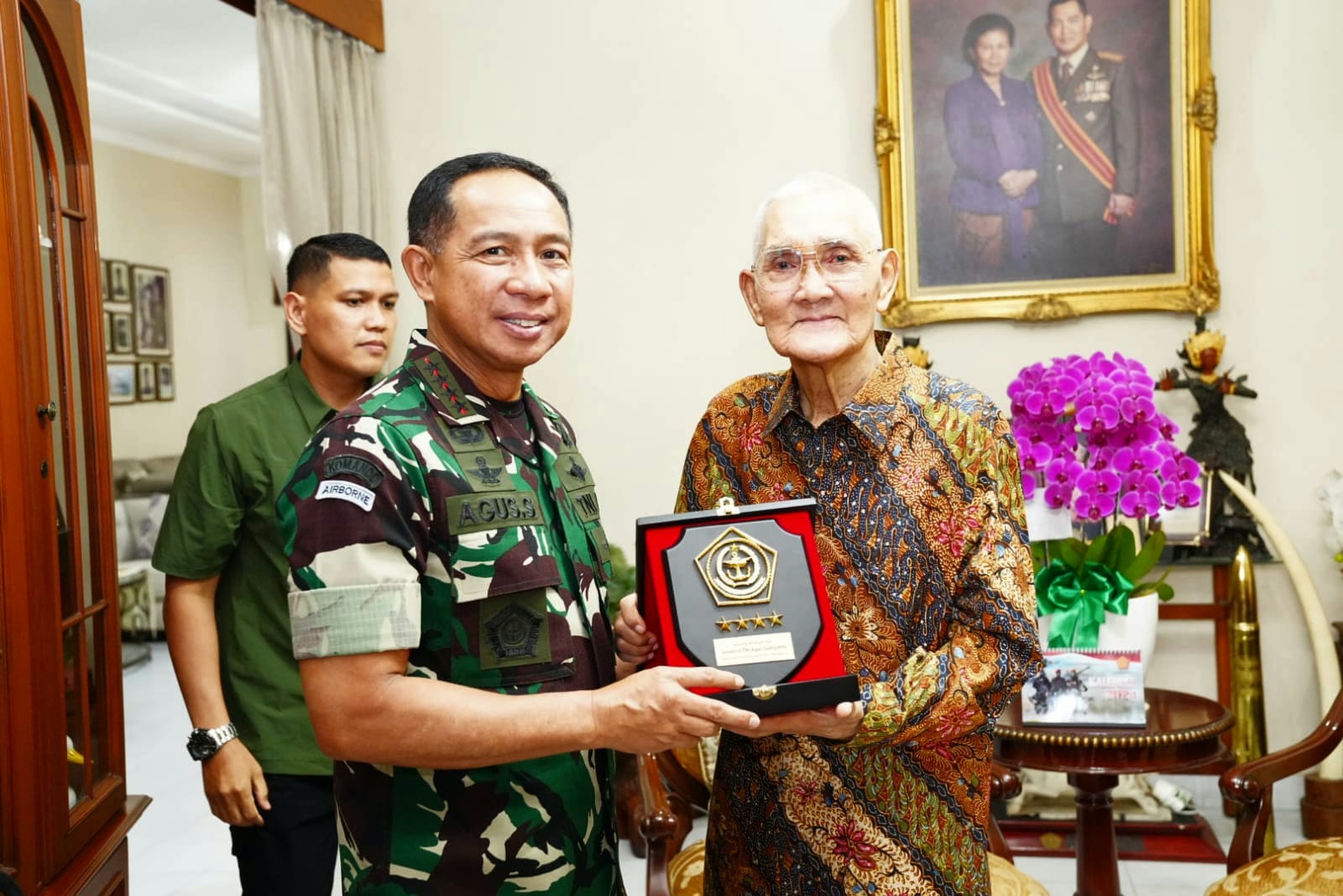 Panglima TNI Kunjungi Try Sutrisno 1
