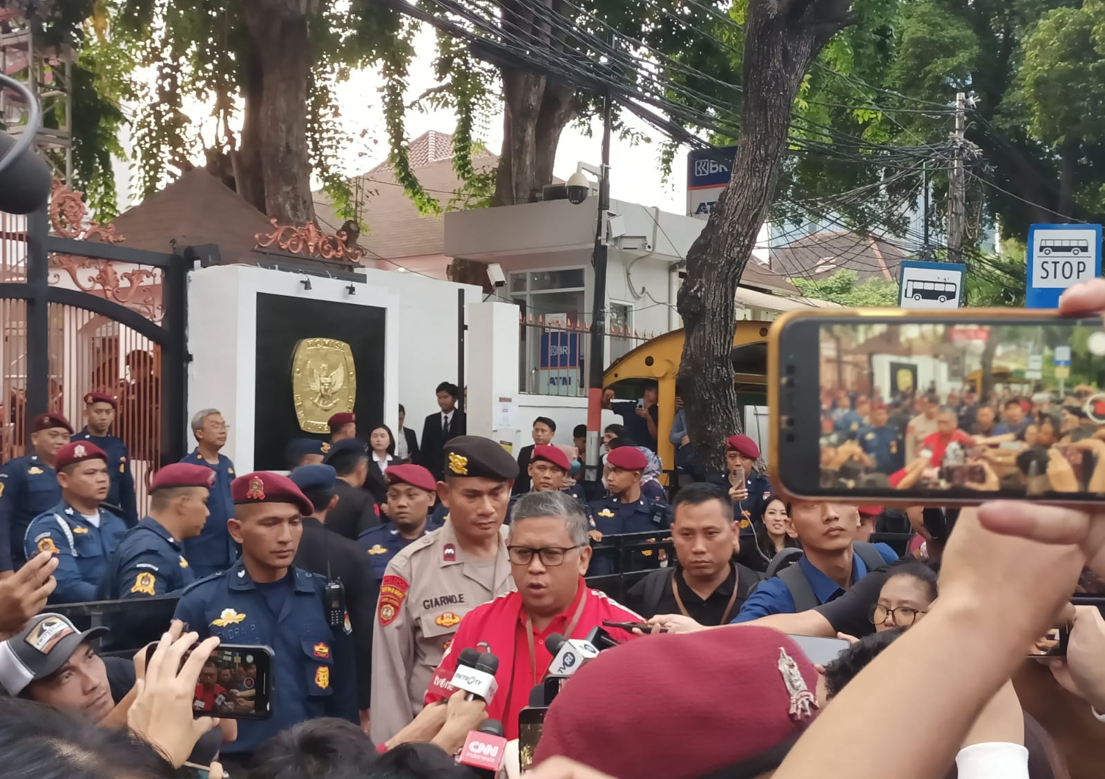 Tiba Di Gedung KPU, Hasto Kawal Debat Pilpres 2024 1