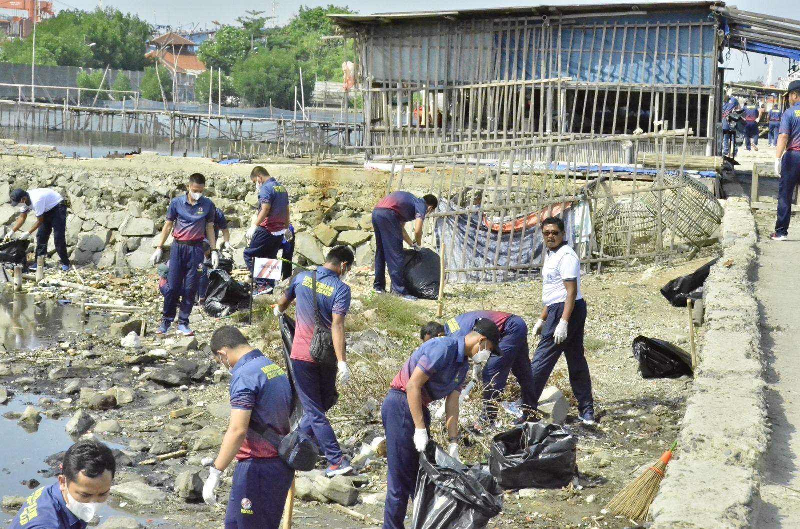 HUT Ke-18 Bakamla Diisi dengan Bersih-Bersih Pesisir Pantai 1