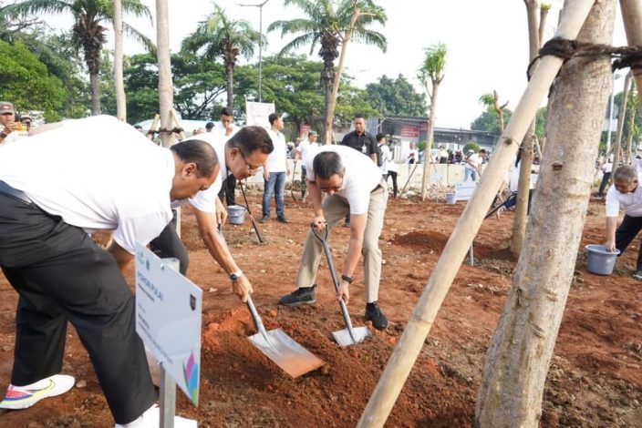 IMG-20231230-WA0024 Peduli Masa Depan, PLN dan Pemprov DKI Gelar Aksi Tanam Pohon di Bantaran Sungai 8