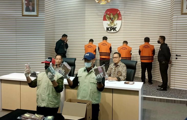 IMG-20240112-WA0054 KPK Resmi Tahan Bupati Labuhanbatu Sumut 8