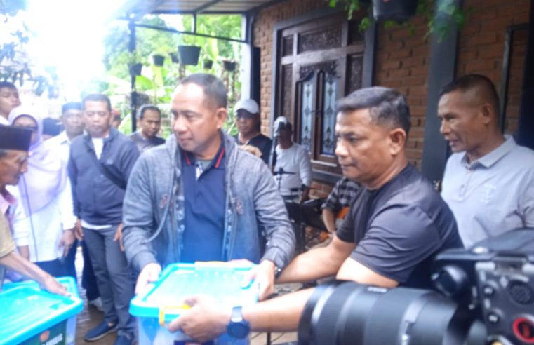 Panglima TNI Bagikan 300 Paket Sembako untuk Pesantren dan Masyarakat
