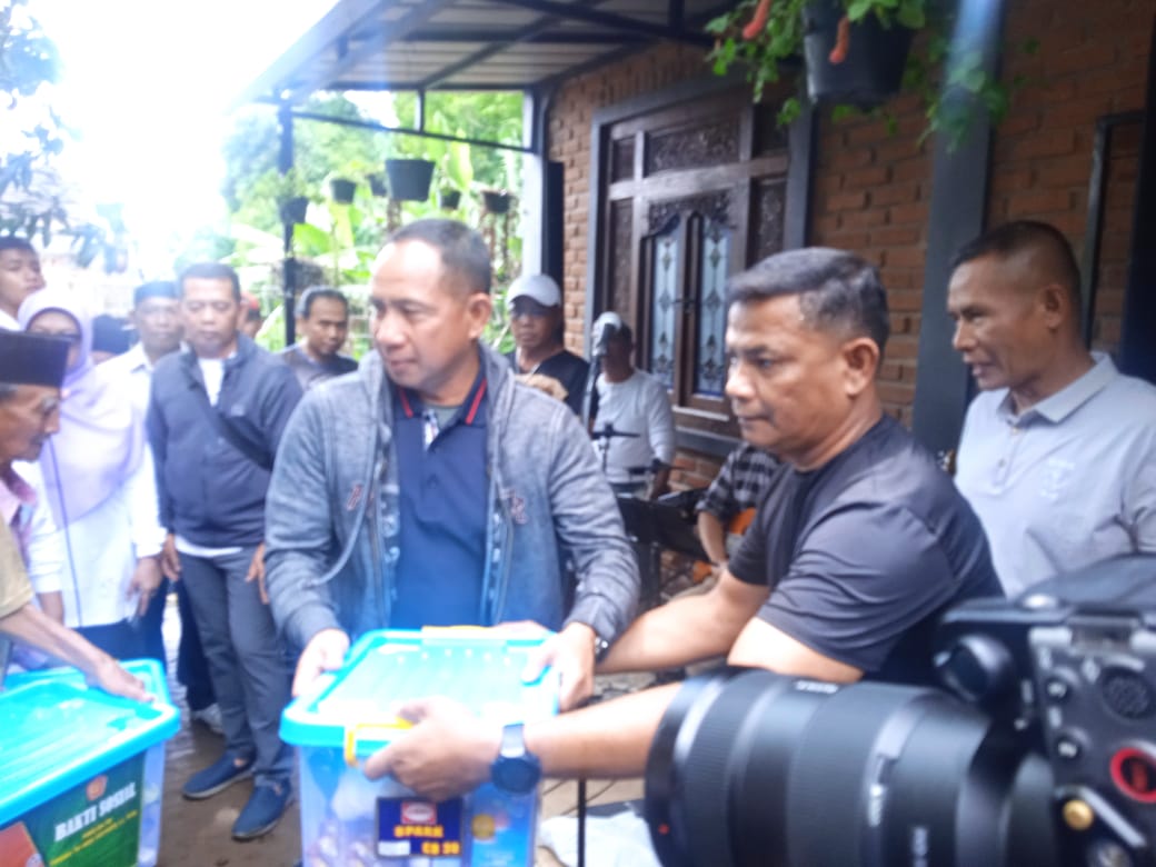 Panglima TNI Bagikan 300 Paket Sembako untuk Pesantren dan Masyarakat 1