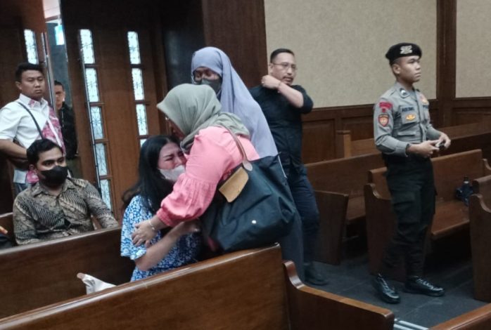 Suami Dituntut 11 Tahun Penjara, Istri Teriak 'Jaksa Gila'  8