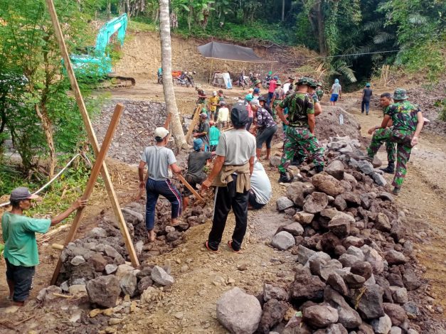 Warga Bercucuran Keringat di Hadapan TNI 11