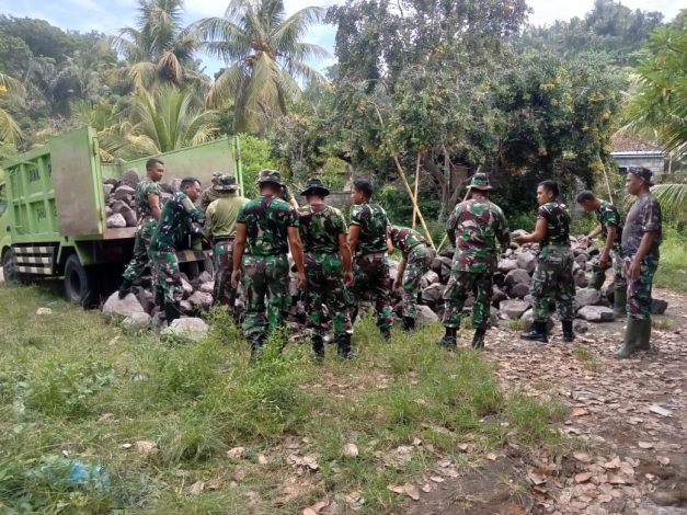 Puluhan TNI Membawa Batu Serbu Kampung Warga 1 Puluhan TNI Membawa Batu Serbu Kampung Warga 2