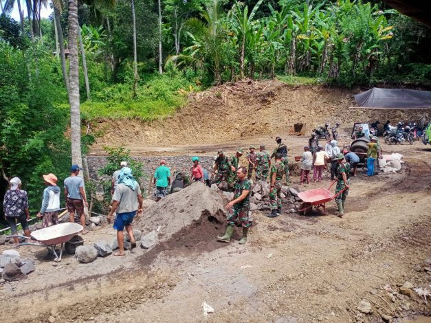 Puluhan TNI Membawa Batu Serbu Kampung Warga 12