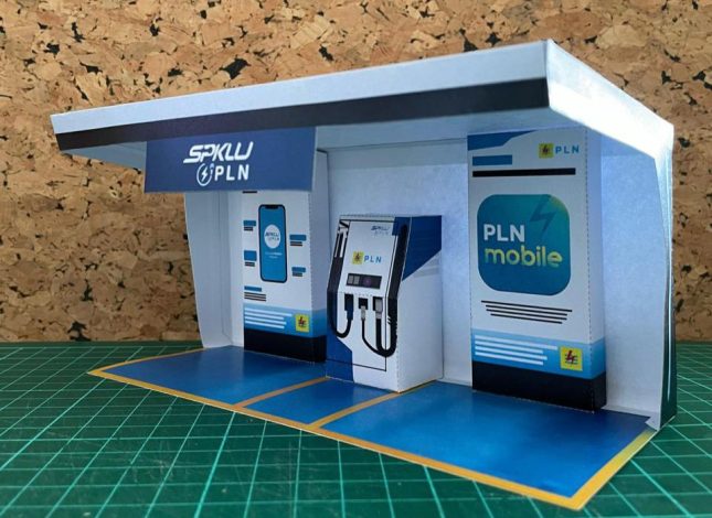 Replika Mobil Listrik dan SPKLU dari PLN di IIMS 2024 1 Replika Mobil Listrik dan SPKLU dari PLN di IIMS 2024 2