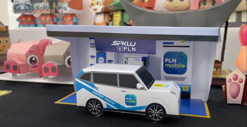 Replika Mobil Listrik dan SPKLU dari PLN di IIMS 2024 12