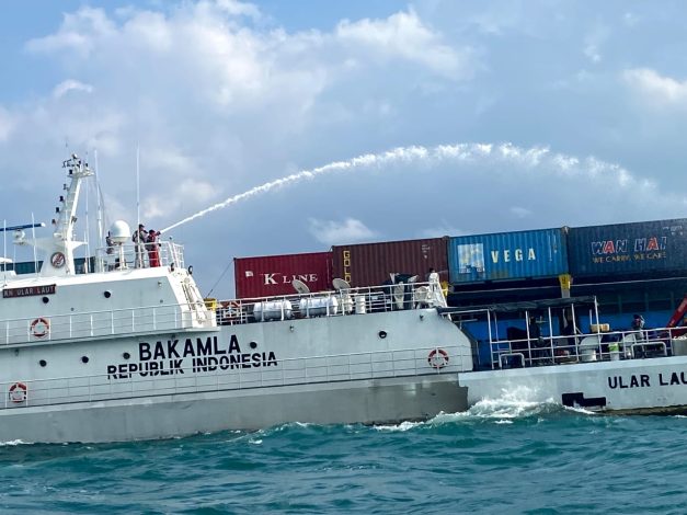 Bakamla RI Berhasil Evakuasi KM Alexindo 8 Yang Terbakar di Batam 11