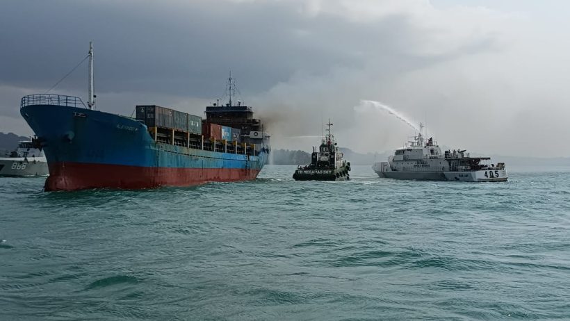Bakamla RI Berhasil Evakuasi KM Alexindo 8 Yang Terbakar di Batam 2
