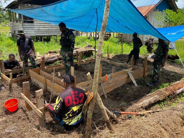 Kodim Yahukimo Buatkan MCK Untuk Masyarakat Kali Biru 10