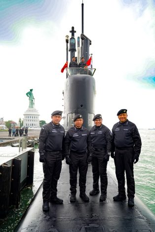 Panglima TNI Terima Brevet Kehormatan Hiu Kencana Kapal Selam TNI AL 10