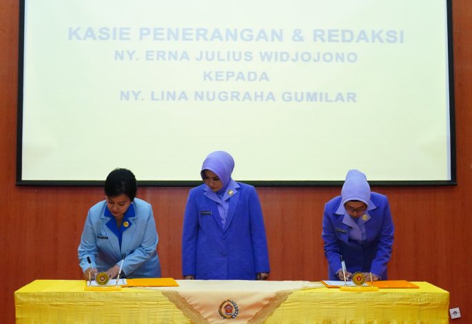 Ketua Harian Dharma Pertiwi Pusat Pimpin Sertijab Kasi Penerangan dan Redaksi 12