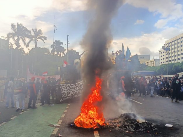 Ribuan Personel Gabungan Amankan Demo di DPR 8
