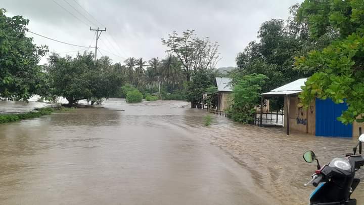 Hujan Guyur Lamba Leda Utara, Picu Longsor dan Banjir Bandang di Dampek 1 Hujan Guyur Lamba Leda Utara, Picu Longsor dan Banjir Bandang di Dampek 2