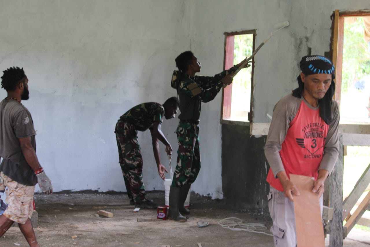 Warga Bantu Satgas TMMD Yahukimo Bangun Gereja 1