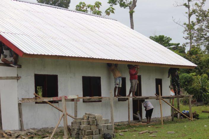 Warga Bantu Satgas TMMD Yahukimo Bangun Gereja 2