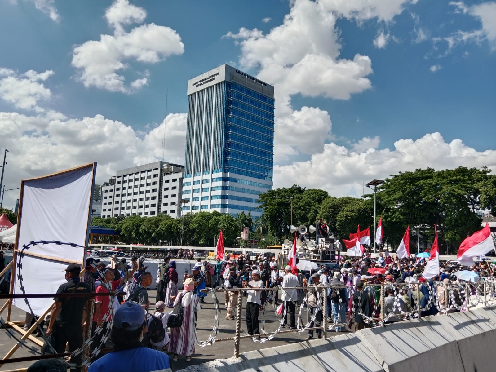 Merah Putih Berkibar, Demonstran Berorasi di Depan Gedung DPR RI 1