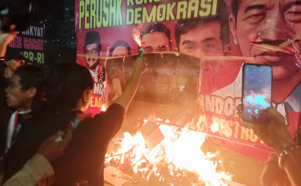 Massa Bakar Poster dan Spanduk Jokowi 1