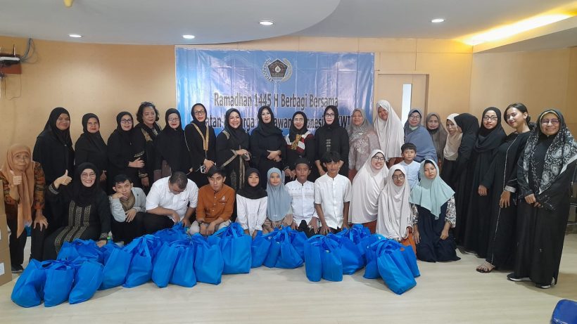 IKWI Pusat Berbagi 300 Paket Sembako dan Alat Sholat untuk ABK dan Anak Yatim 14