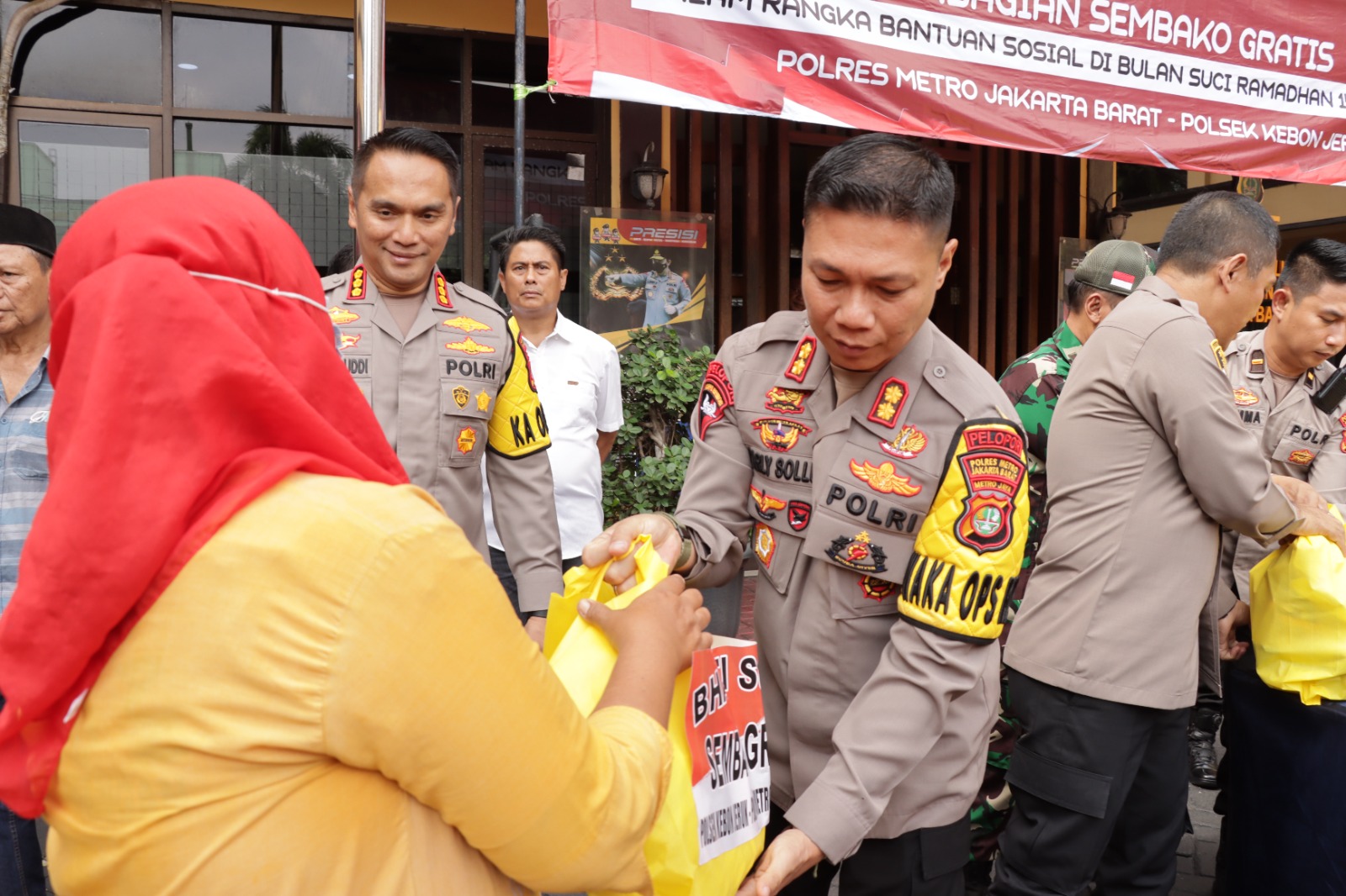 Tebar Kebaikan, Polrestro Jakbar dan Polsek Kebon Jeruk Bagikan 350 Paket Sembako 1