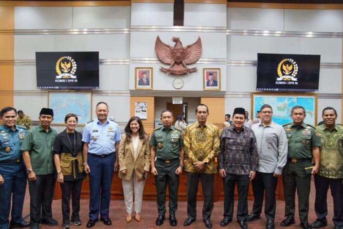 Bahas Pengamanan Idul Fitri dan Pilkada Serentak, Panglima TNI Hadiri Rapat Kerja Komisi I DPR RI 1 Bahas Pengamanan Idul Fitri dan Pilkada Serentak, Panglima TNI Hadiri Rapat Kerja Komisi I DPR RI 2