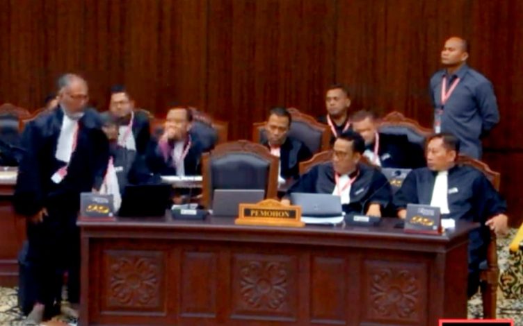 Bambang Walk Out Saat Eks Wamenkumham Beri Keterangan 11