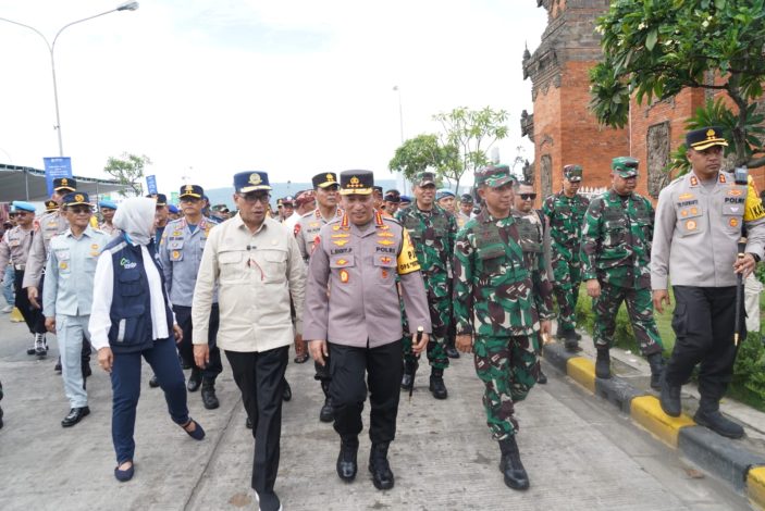 Panglima TNI Cek Kesiapan Mudik di Pelabuhan Gilimanuk-Bali 1 Panglima TNI Cek Kesiapan Mudik di Pelabuhan Gilimanuk-Bali 2