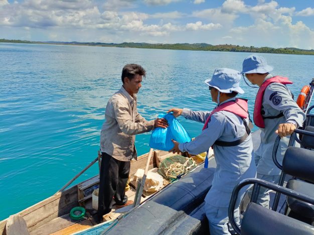 Nelayan Batam dapat Bingkisan Lebaran dari Bakamla 2