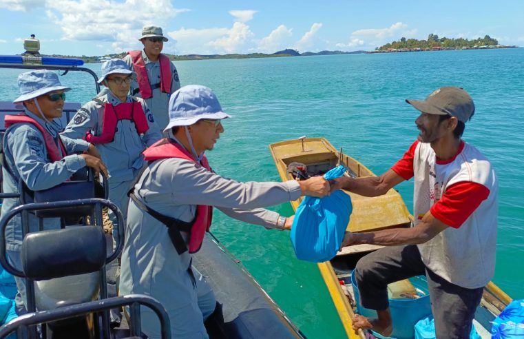Nelayan Batam dapat Bingkisan Lebaran dari Bakamla