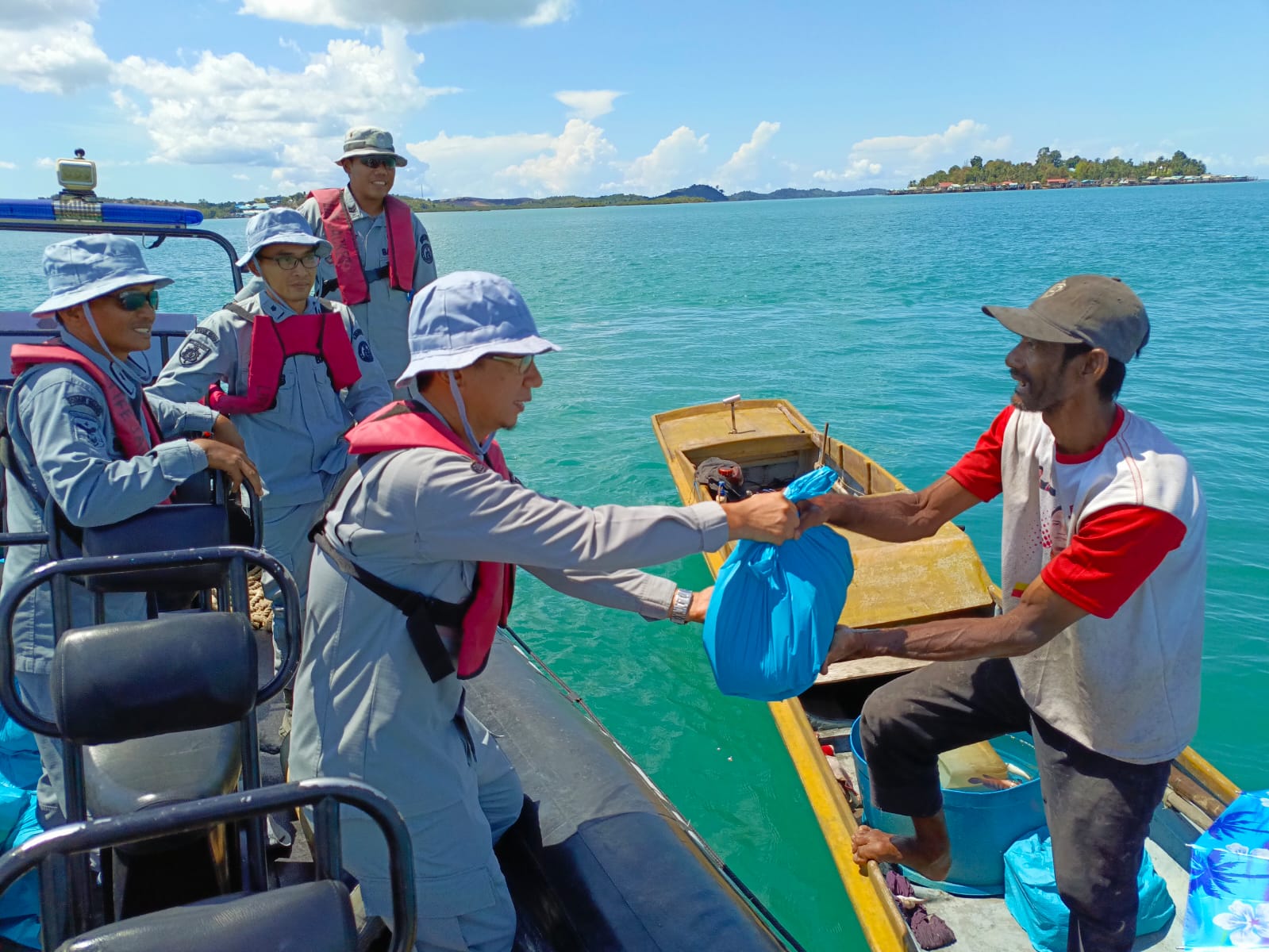 Nelayan Batam dapat Bingkisan Lebaran dari Bakamla 1