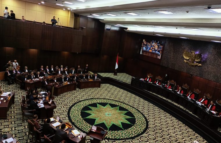Hakim MK Cecar 4 Menteri Soal Keterlibatan Jokowi dalam Pembagian Bansos