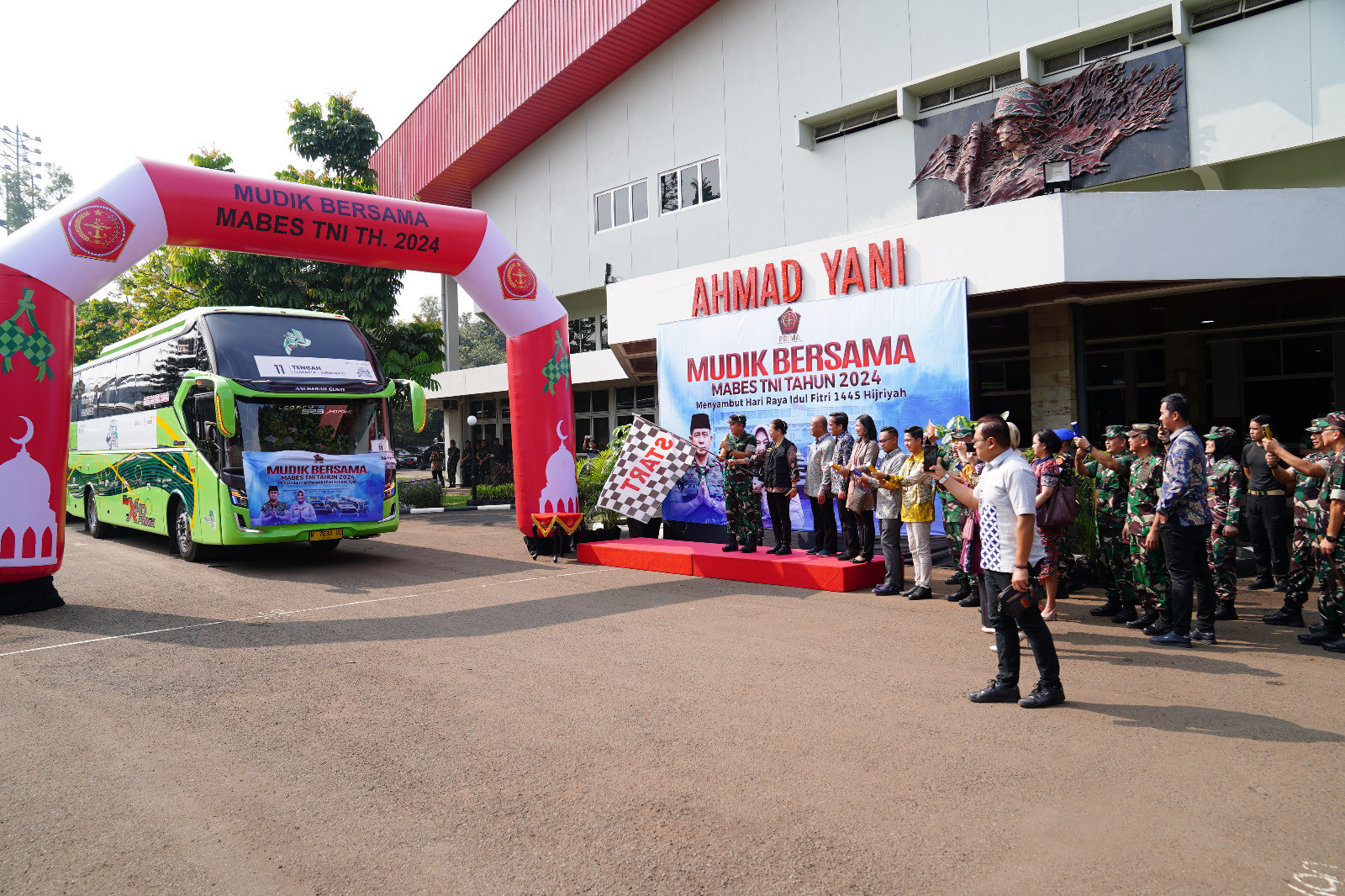 Kasum TNI Melepas Keberangkatan Mudik Bersama Mabes TNI 1