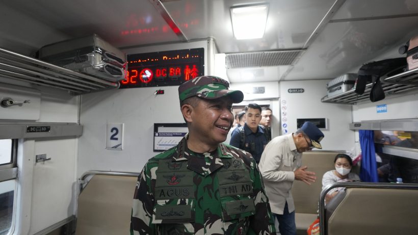 Panglima TNI Tinjau Puncak Arus Mudik Di Stasiun Pasar Senen 13