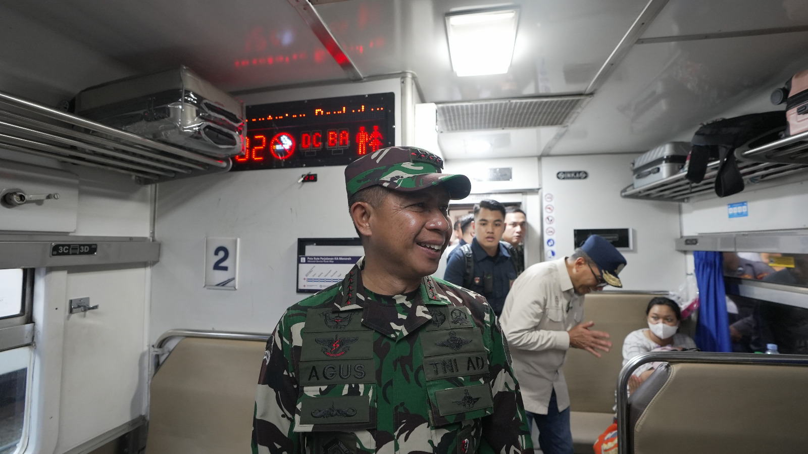 Panglima TNI Tinjau Puncak Arus Mudik Di Stasiun Pasar Senen 1