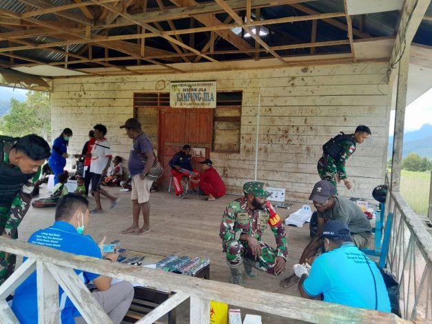 Babinsa Koramil Jila Bersama Satgas Yonif 116 Lakukan Pendampingan Pelayanan Kesehatan di Puskesmas 2