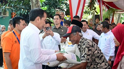 MK Sebut Presiden Jokowi Bagi Bansos Tak Langgar Hukum