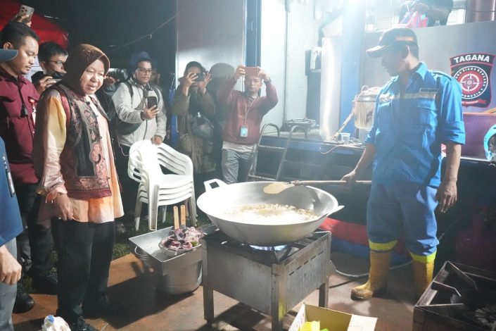 Mensos Risma Datangi Posko Baru Bencana Banjir Lahar Dingin Tengah Malam 12