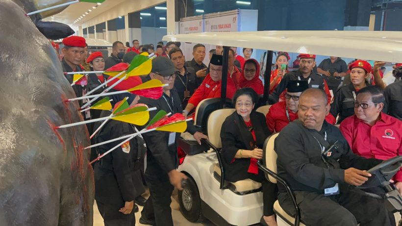 Tiba di Arena Rakernas, Megawati Sejenak Tatap Patung Banteng Berdarah 8