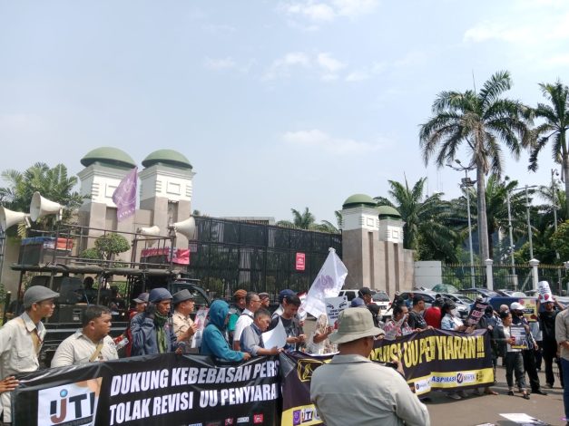 Tolak RUU Penyiaran, Jurnalis Demo di DPR RI 11