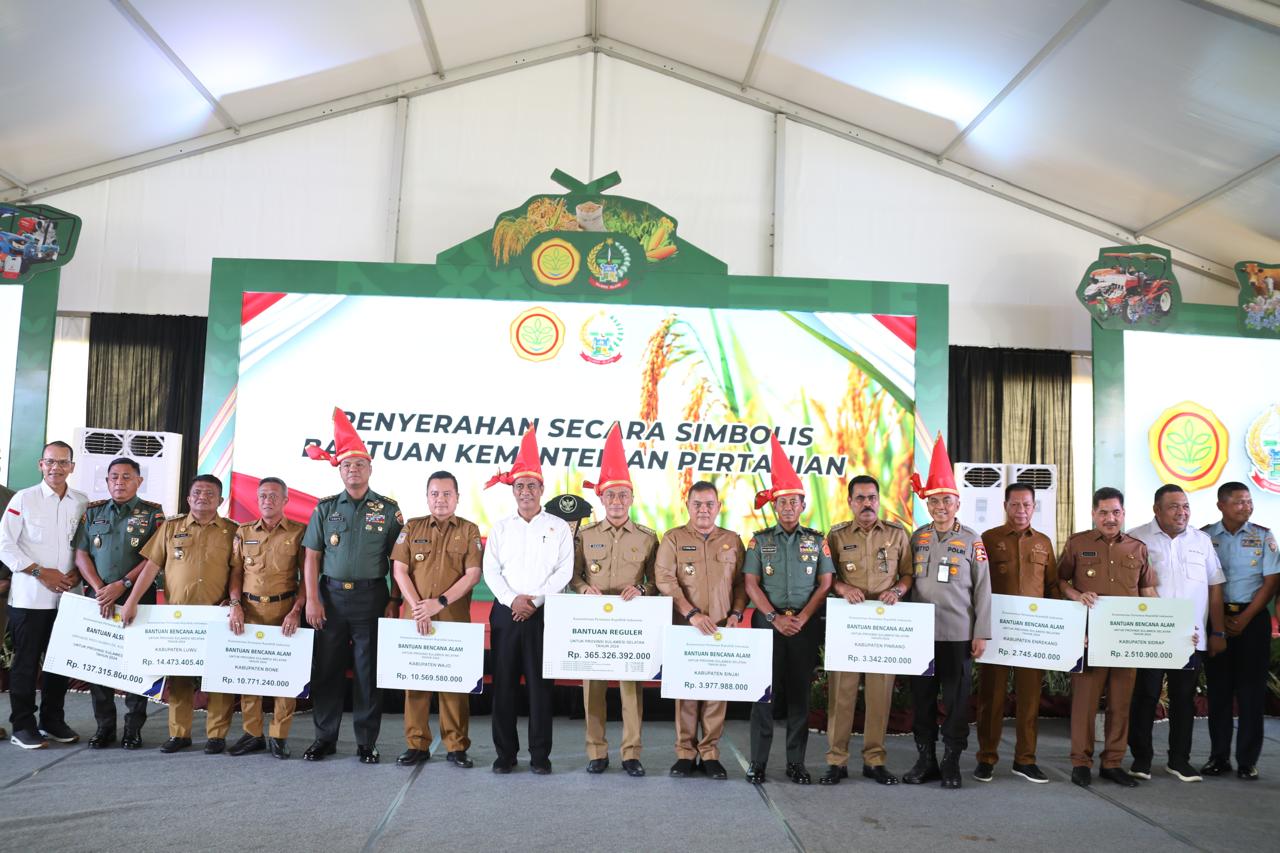 Mentan Serahkan Bantuan Pertanian Rp 410 M untuk Bencana di Sulsel 1