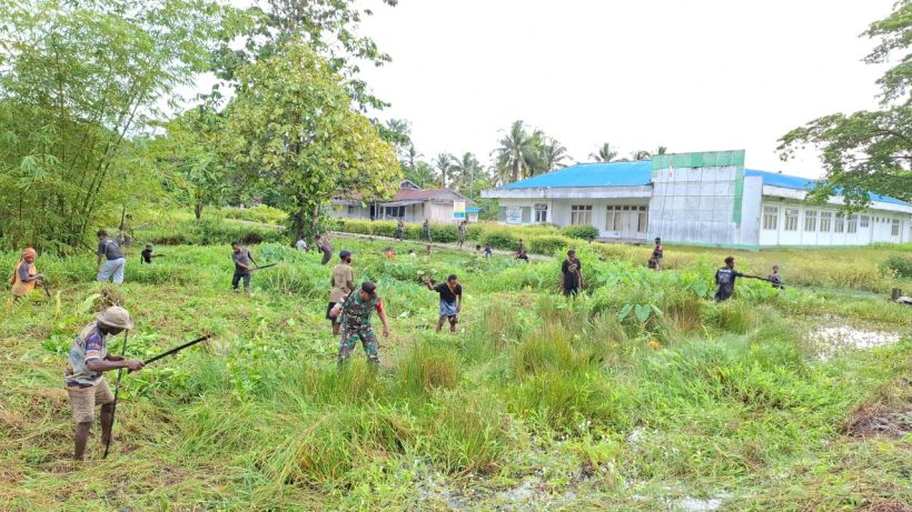 Personel Babinsa Bantu Warga Bersihkan Lingkungan di Papua Pegunungan 9