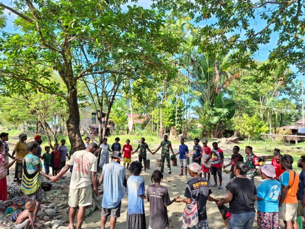Bangun Jembatan Gantung, Personel Babinsa Ajak Warga Diskusi 13